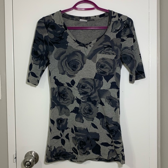 ๐5/$20๐Suzy Shier Floral Gray T-Shirt - Picture 1 of 6
